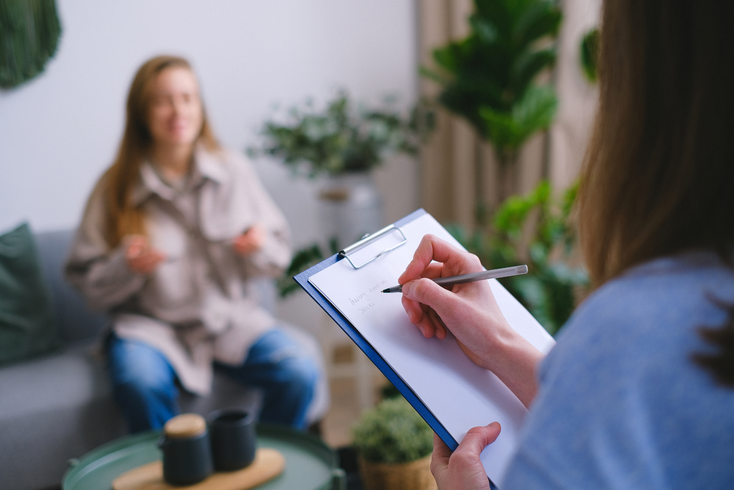 adolescente charlando con una psicóloga como parte de la terapia para adolescentes en exprésa-te | mi psicólogo las rozas