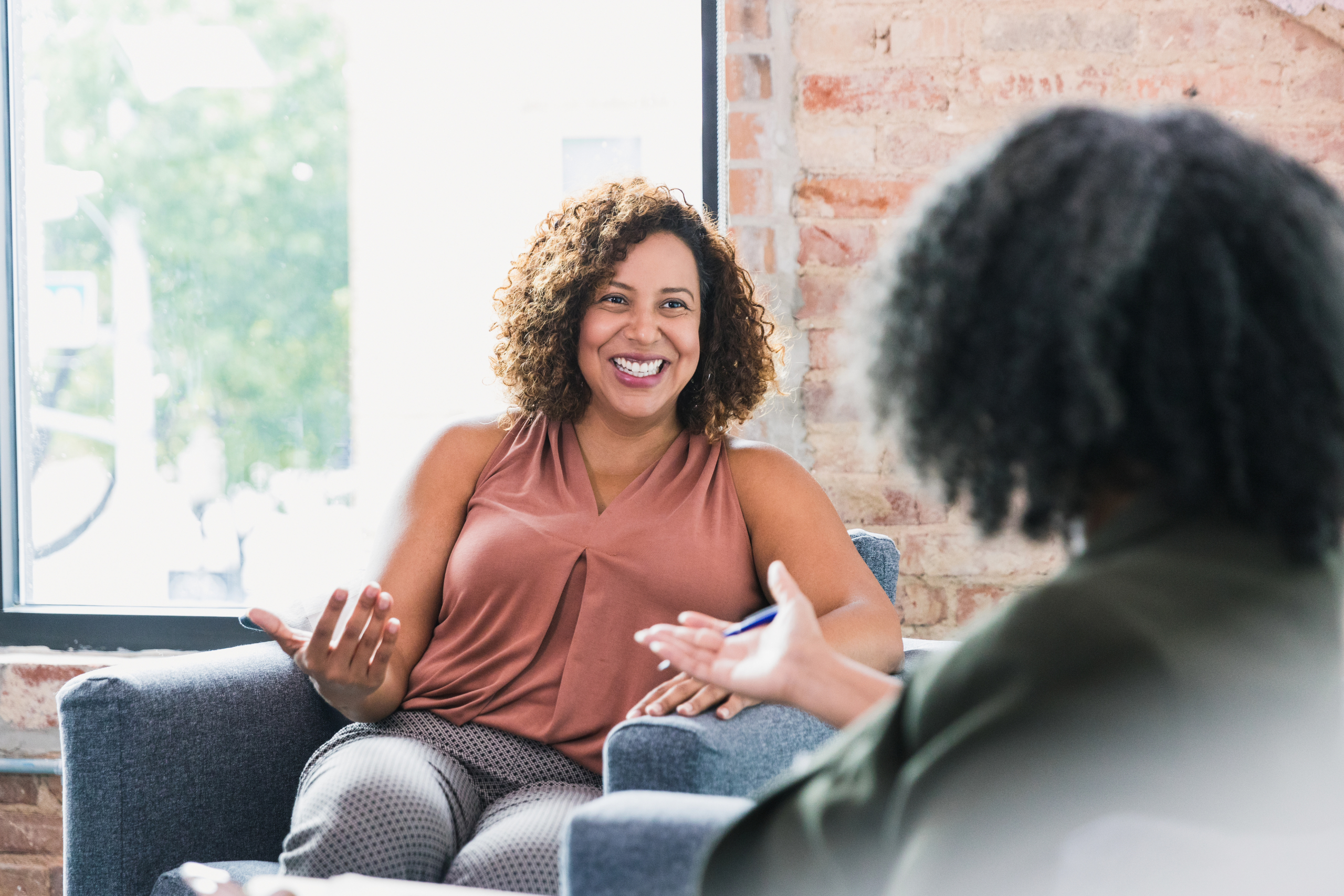 mujer hablando con su psicóloga como parte de la terapia para adultos en exprésate | mi psicólogo las rozas