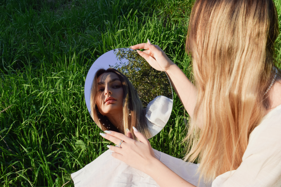 adolescente mirándose en un espejo en representación del concepto de la autoestima en la adolescencia